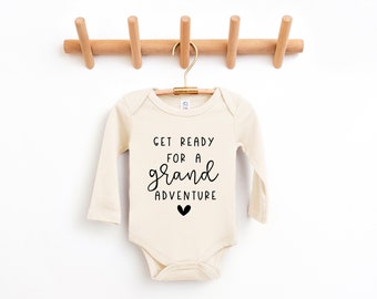 Babymitteilung Onesie Cut File: Grand Adventure SVG, PNG (Digitale Dateien)