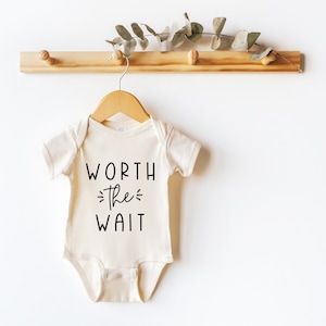 Das Warten wert SVG | Schwangerschaft Ankündigung Onesie CUT FILE | Überraschung Baby Reveal | Cricut | Silhouette | Sublimation