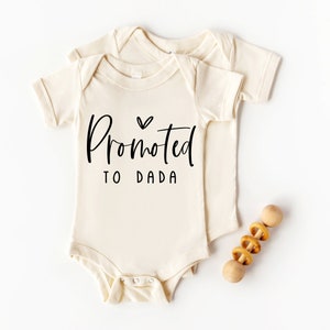 New Dad Gravidanza Reveal Onesie CUT FILE / Promosso a Dada SVG / Annuncio del bambino a sorpresa / Regalo per il nuovo papà / Download digitale