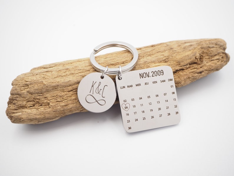 Porte clé personnalisé en acier inoxydable gravé avec date de rencontre et médaille initiale Cadeau Personnalisé, Cadeau Saint-Valentin image 1