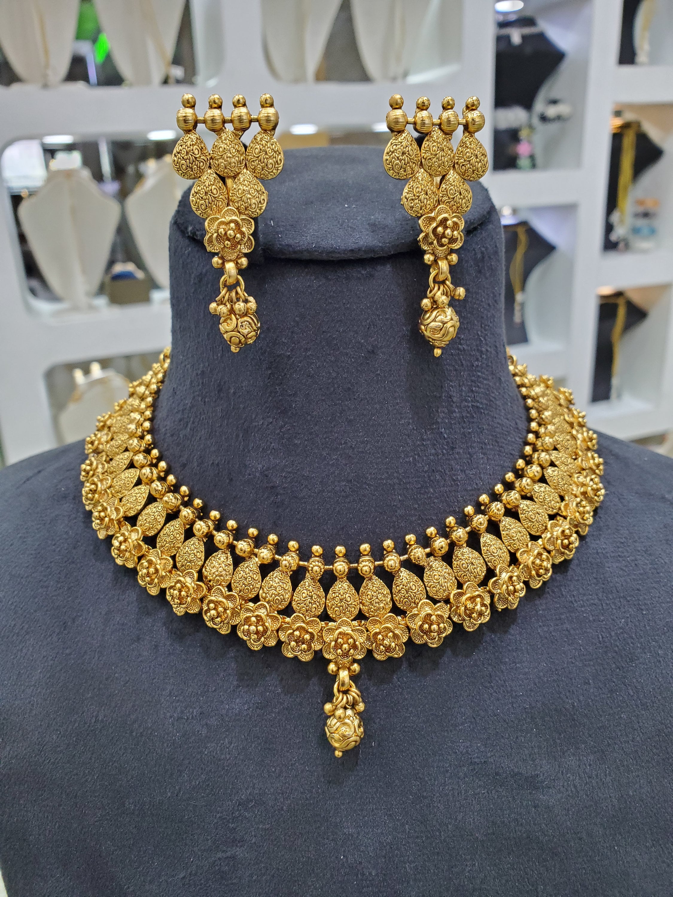 Senco Gold & Diamonds Traditional Glimpse Gold Choker Necklace for Women  (Yellow) : Amazon.in: Fashion