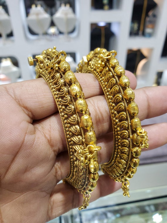 mahalaxmi_gold99 on Instagram: 916 hallmark 22ct gold antique kada. Dm us  for more details. Wha… in 2024 | Gold bracelet simple, Bridal jewellery  design, Jewelry set design
