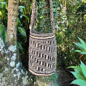 Arhuaca mochila bag - Boho crossbody bag - Handwoven wool bag by Arhuacos indigenous from Colombia