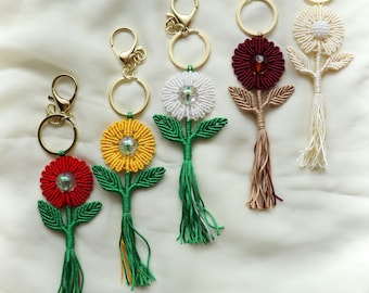 Macrame flower keychain Flower Keychain Backpack decoration Bag decoration Flower pendant Macrame flower Bag jewelry Summer decoration