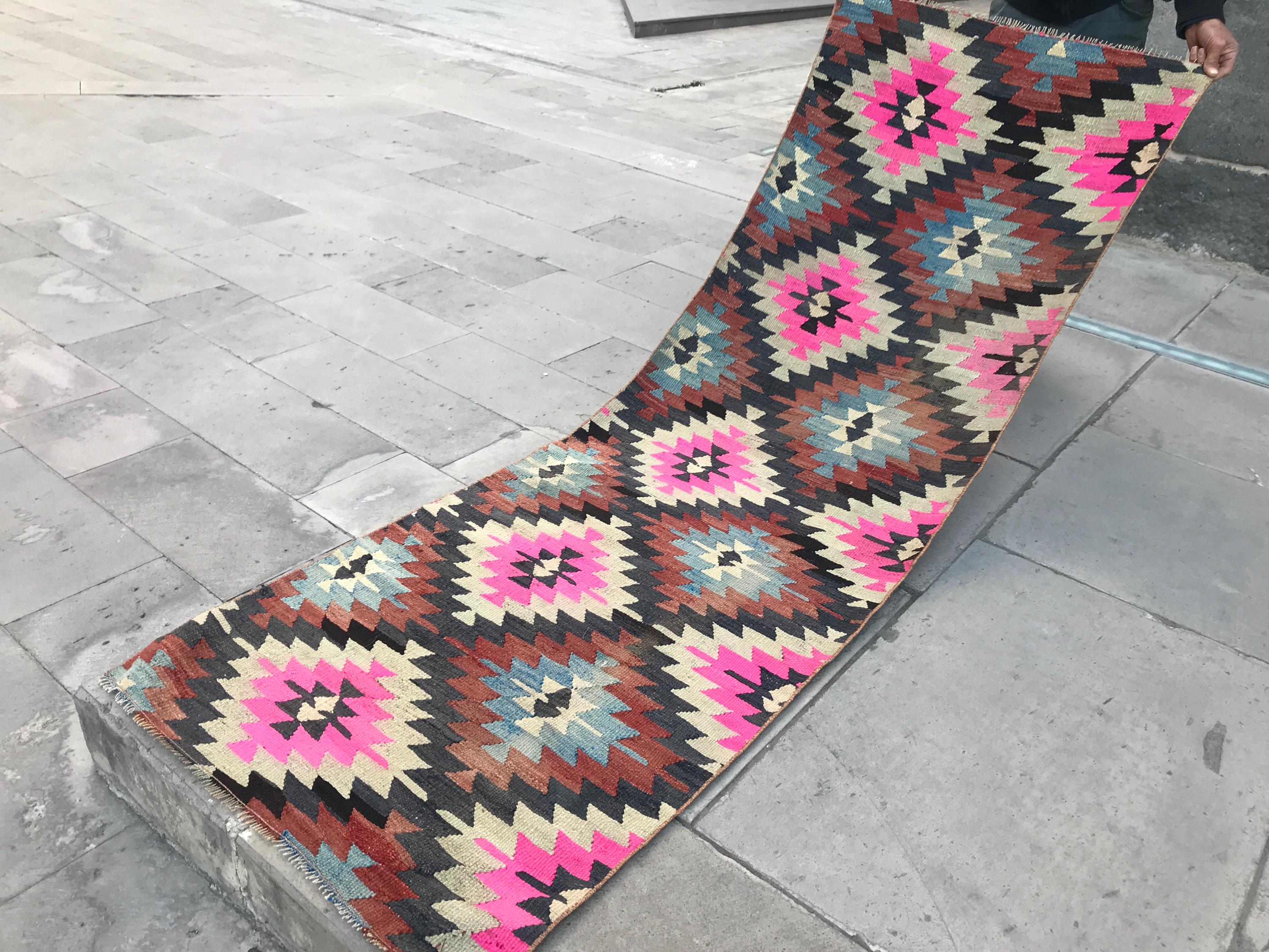 ピンクの幾何学模様のキリムラグ：トルコの部族ウールラグ（2.8x7.8