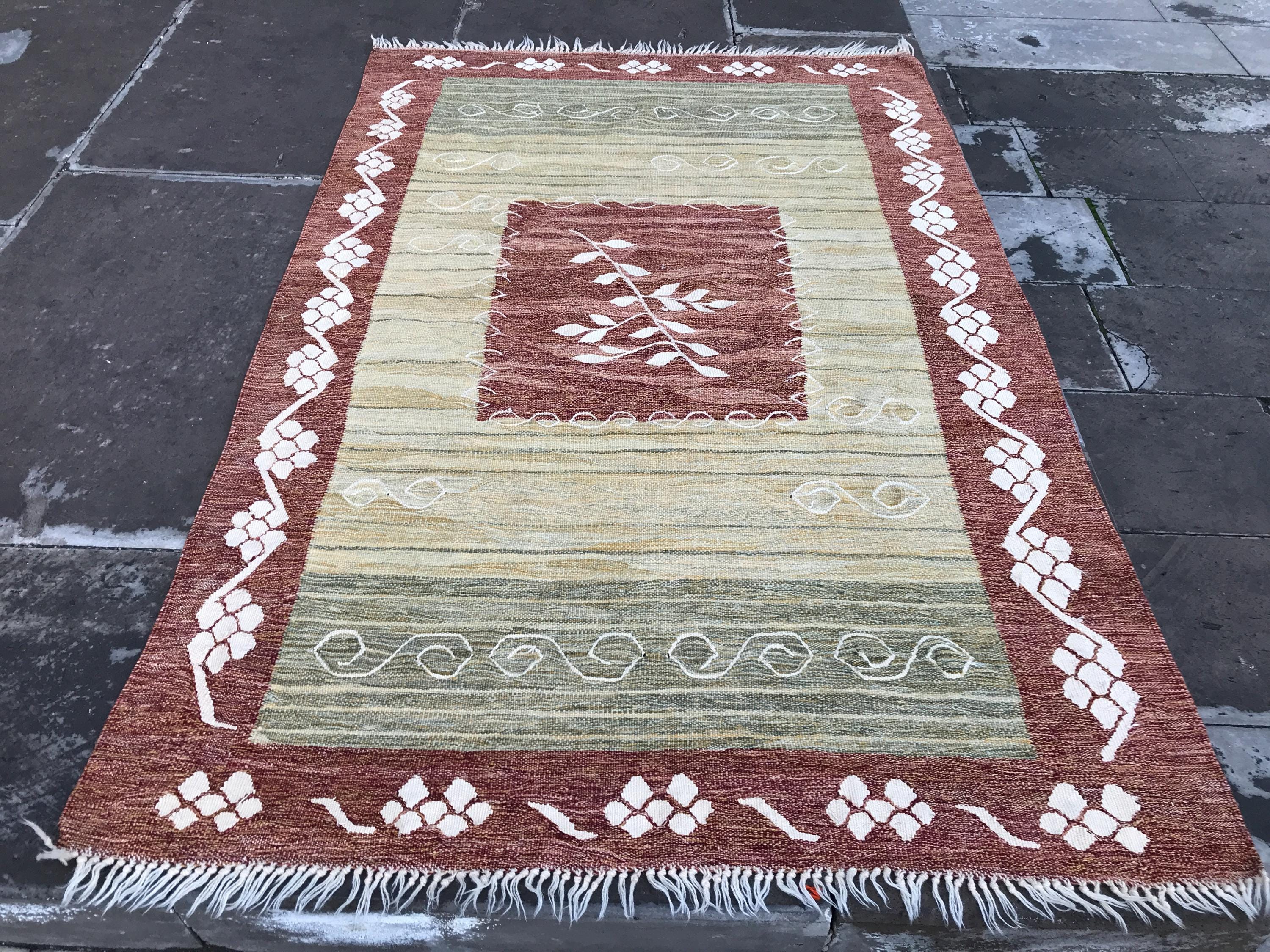 Vintage Turkish Kilim Rug: Handmade Wool & Silk Flower Design (3.9