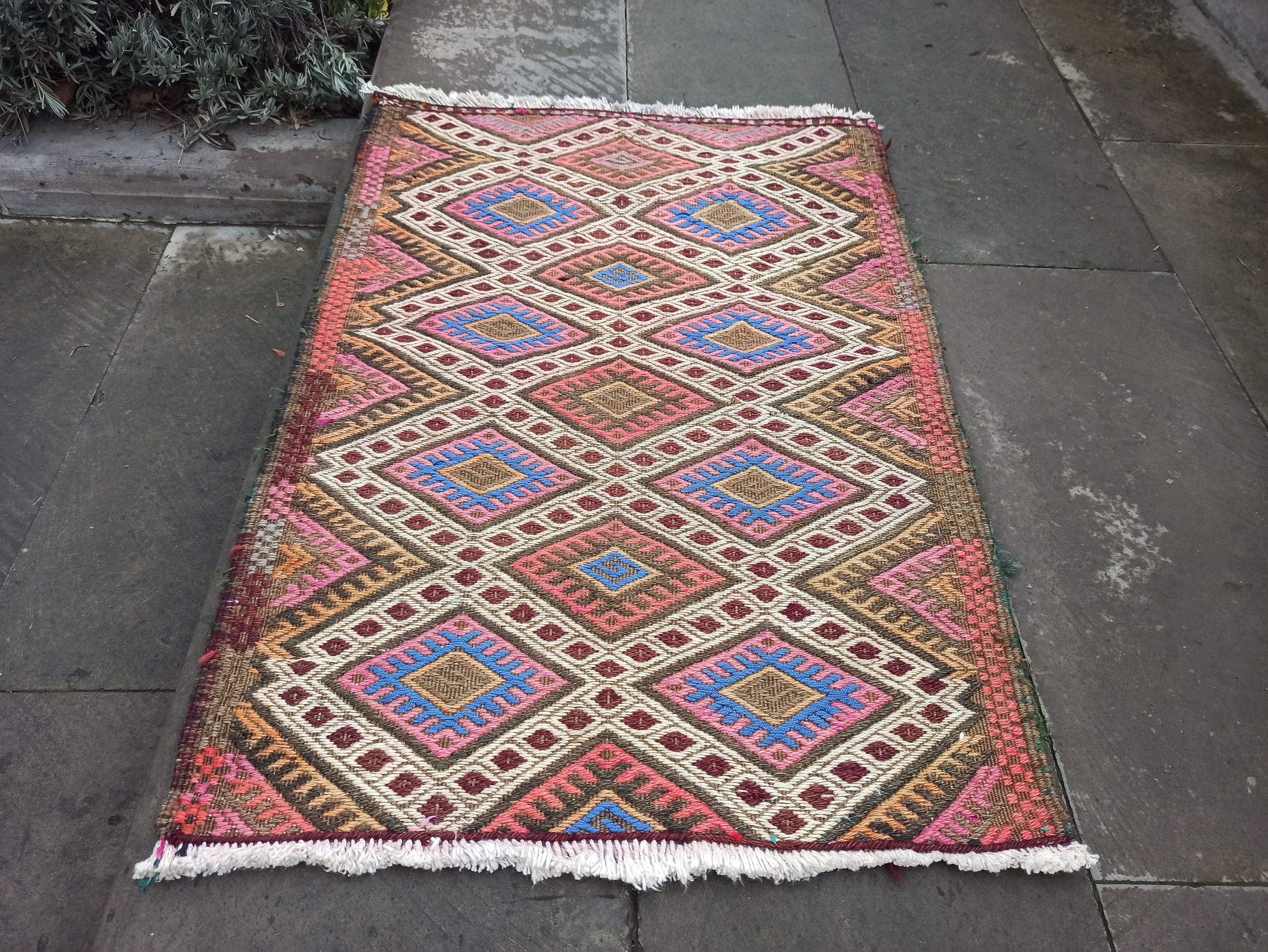 Vintage Turkish Kilim Rug: Hand-Knitted Wool Accent Rug (92x62cm)