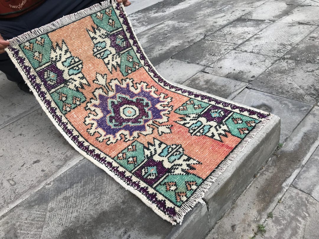 ヴィンテージトルコウールラグ：落ち着いた色合いの2x3インチの小さな