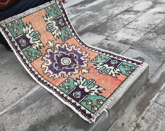 ヴィンテージトルコウールラグ：落ち着いた色合いの2x3インチの小さな