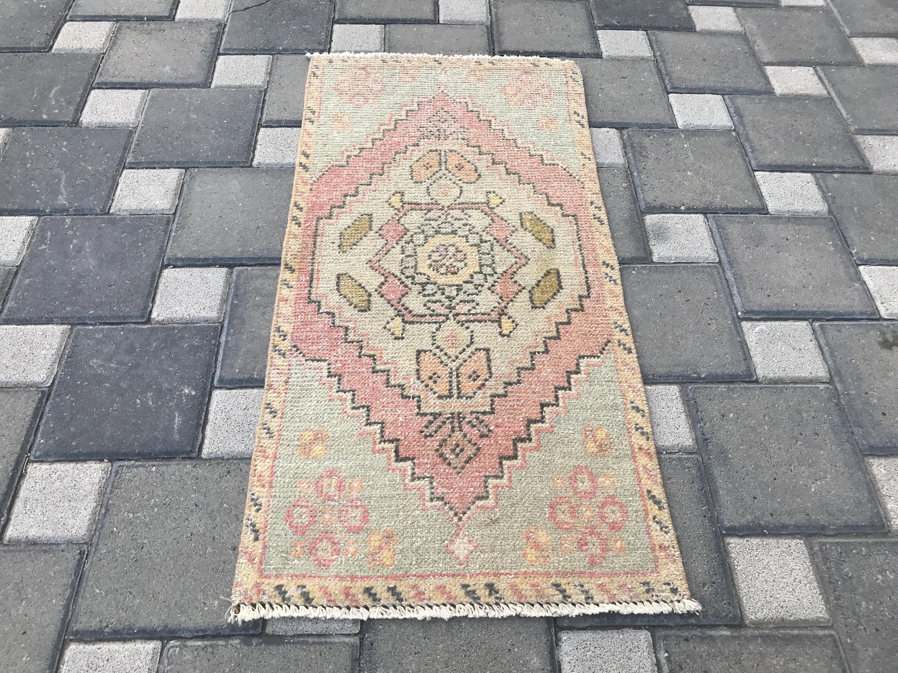 大判ラウンド/102×101ペールグレー　ホワイトローズ　トルコヴィンテージラグ ANGELofRUGS - Etsy 日本