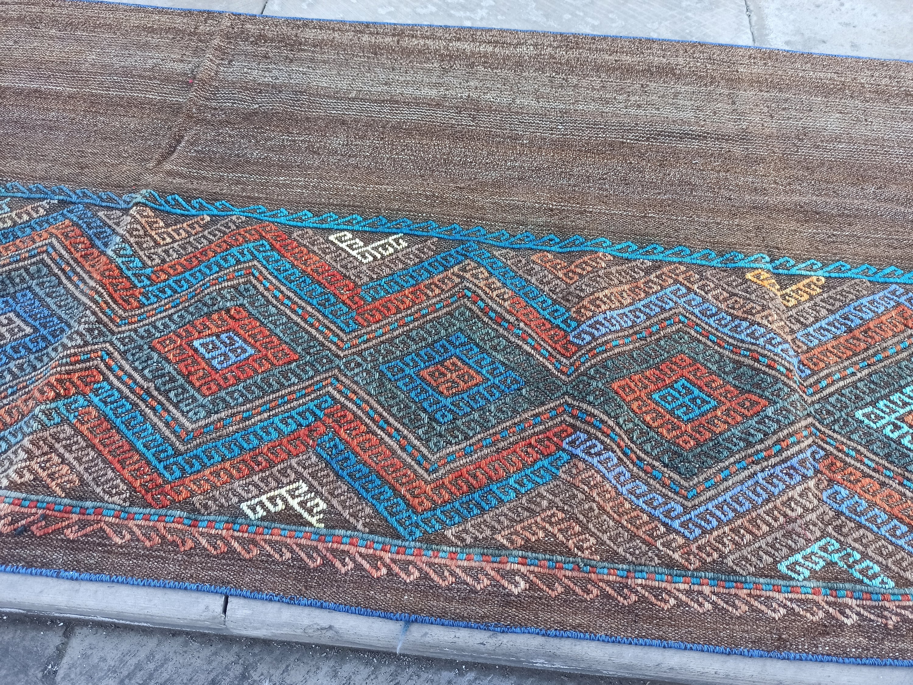 ヴィンテージトルコキリムランナーラグ：刺繍ウール、素朴な