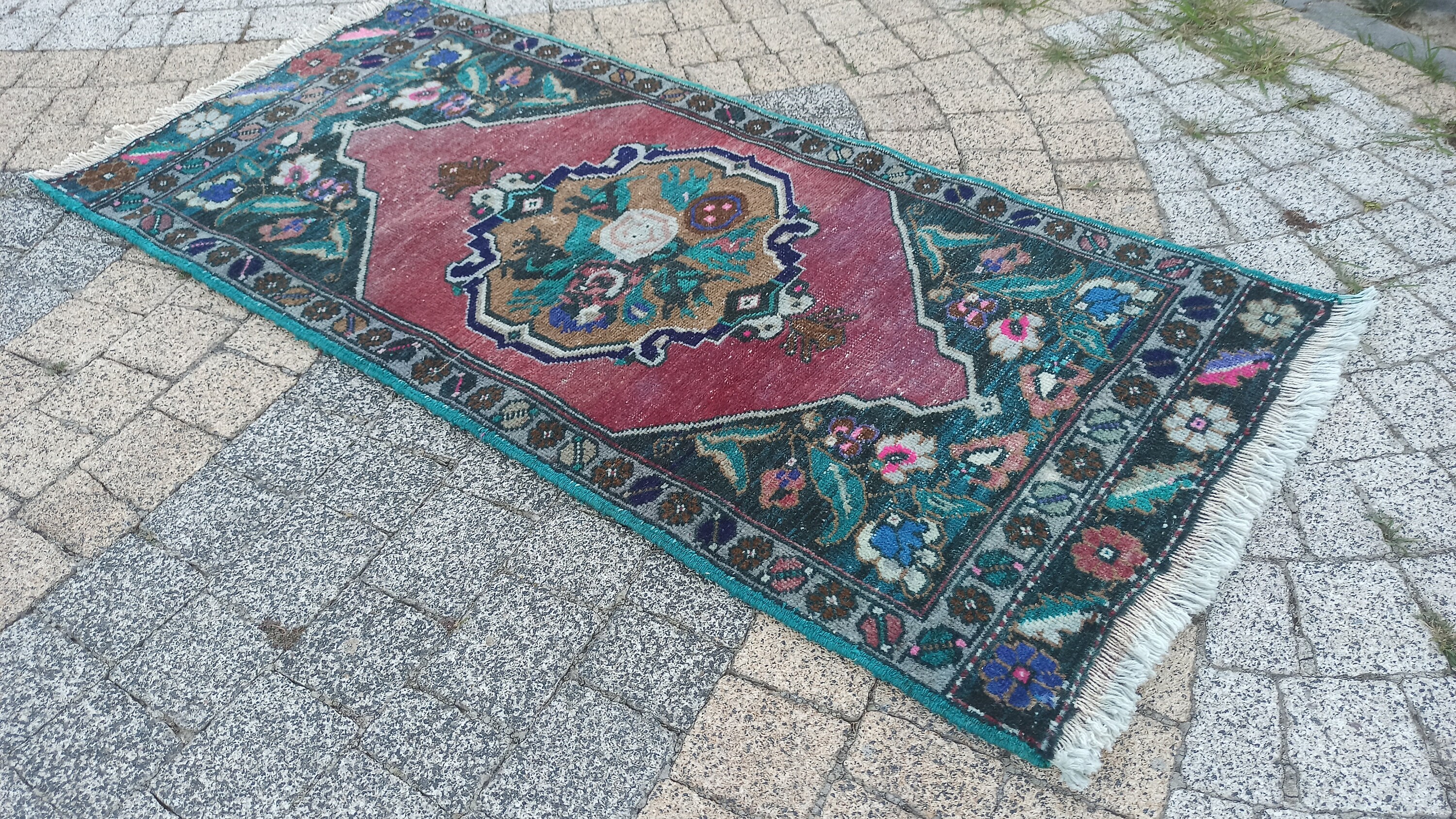 トルコのハンドメイドカーペット ウールラグ 赤 トルコ産 ラグマット クラシックレッド ｜家具・インテリア通販 Re