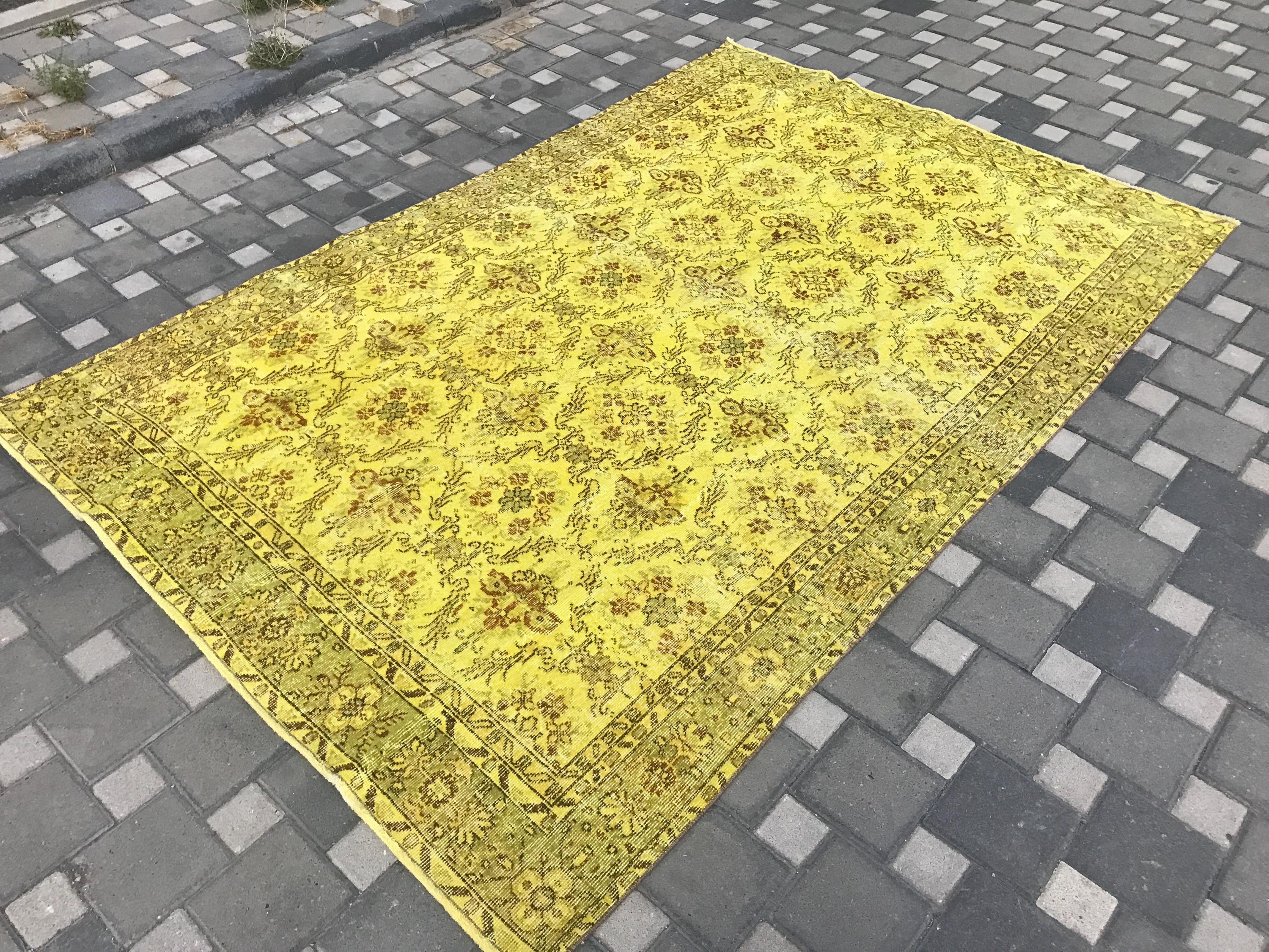 トルコ ヴィンテージラグ イエロー 花柄 ウールラグ １年使用 116×204 ヴィンテージ トルコ製オーバーダイラグ：黄色の花柄、ハンドメイド