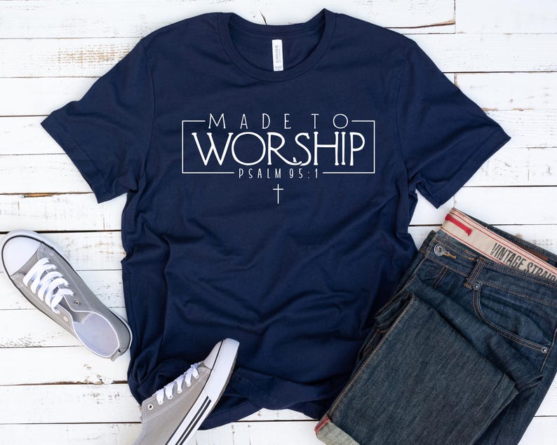 Puede incluir: Una camiseta azul marino con texto blanco que dice "MADE TO WORSHIP - PSALM 95:1" con un s&iacute;mbolo de cruz debajo del texto.