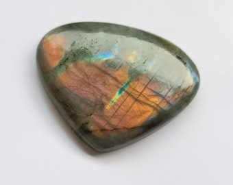Cabochon di labradorite a forma di cuore, pietra preziosa labradorite multi viola appariscente, dimensioni 37*46*8 mm, pietra preziosa dei gioielli, peso 102 ct