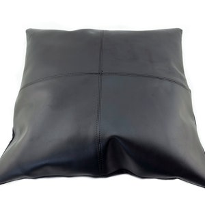 Pu&ograve; includere: Un cuscino in pelle nera con un design quadrato. Il cuscino &egrave; realizzato in pelle morbida e flessibile e ha una texture liscia e uniforme.