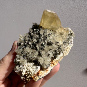 Calcite dorée et pyrite arc-en-ciel irisée, calcite à dents de dragon, jardin doré, calcite à faisceau stellaire, Yunnan, Chine.