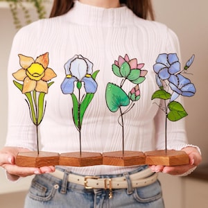 Stained Glass Flower Personalized Birthday Gift Birth Flower Gift Set for Mother in Law Floral Garden Decor Summer Birth Flower Plant Stake