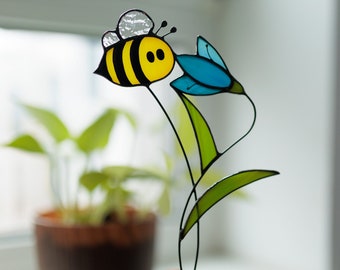 Buntglas-Bienen-Dekor, Muttertagsgeschenk von der Tochter, Garten-Biene auf einem Verkaufs-Sonnenfänger auf Metallstab, blauer Blumen-Pflanzeneinsatz