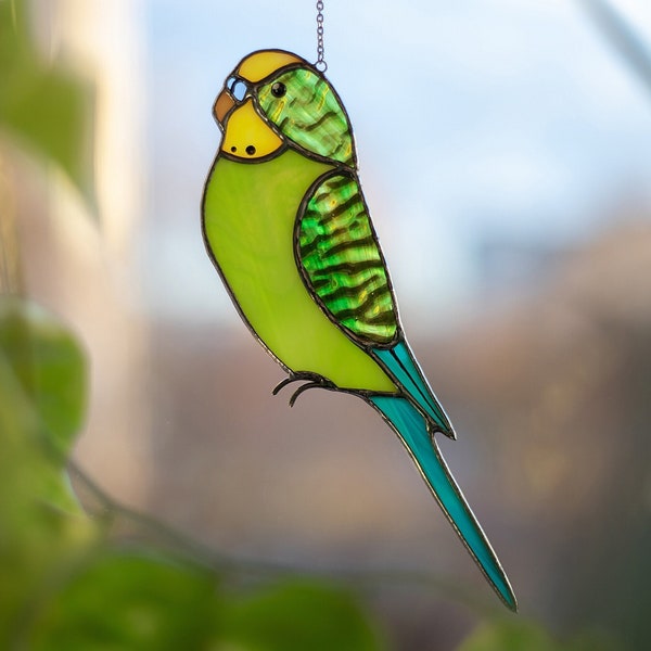 Vitrail Perroquet Suncatcher - Tentures de fenêtre d’oiseau vert - Cadeau d’anniversaire fabriqué à la main pour maman - Décoration unique en verre pour les amateurs d’oiseaux