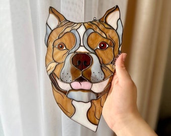 Amerikanischer Bully-Hund Glasmalerei-Dekor, personalisierte Haustier-Liebhaber-Geschenk für Muttertag, spähender Hund Suncatcher, XL Bulldog-Fenster-Behang