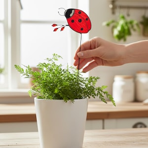 Może przedstawiać: Rustykalny drewniany szyld z napisem "Welcome to our home" w białych literach. Szyld ma postarzaną powierzchnię i prosty, zachęcający design, idealny do dekoracji wejścia.