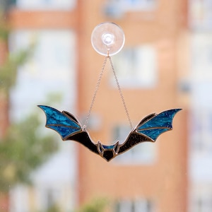 Decorazione per finestre di Halloween: acchiappasole a forma di pipistrello in vetro colorato, ideale per Halloween.