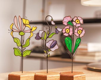 Stained Glass Primerose Flower, February Birth Flower Custom Gift, Floral Plant Stake, February Birthday Gift for Nana, Custom Family Gift