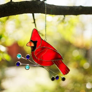 Glasmalerei-Kardinal-Suncatcher, Geburtstagsgeschenk für Frau, handgemachte Vögel-Glasmalerei-Fensterbehänge, Kolibri-Dekor für Wohnzimmer