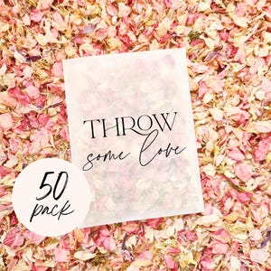 Op de afbeelding: Een witte papieren zak met de tekst "THROW some love" erop gedrukt. De zak is gevuld met roze en witte bloemblaadjes. Een witte cirkel met de tekst "50 pack" is op de voorgrond.
