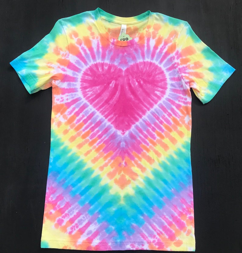 how to make a heart on tie dye shirt
