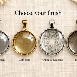 Puede incluir: Cuatro colgantes circulares con reasa, etiquetados Choose your finish. Las opciones son acero inoxidable, tono dorado, tono plata antigua con patr&oacute;n geom&eacute;trico y bronce. Cada colgante presenta una c&uacute;pula de cristal redondeada.