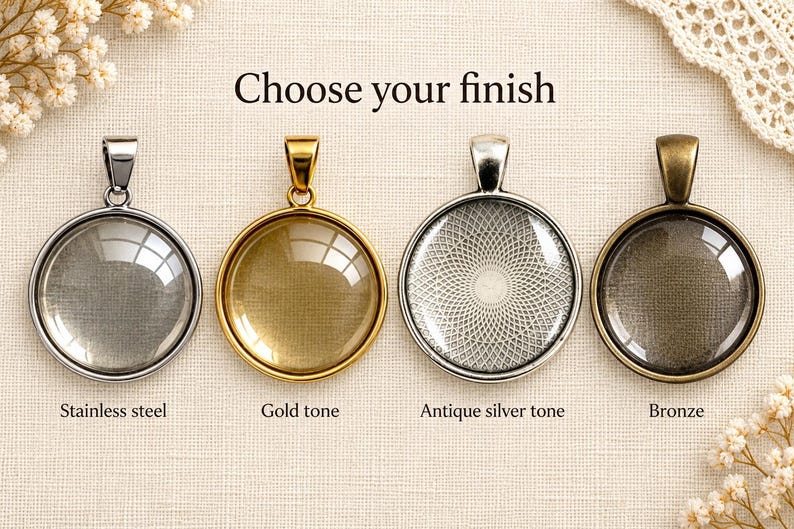 Puede incluir: Cuatro colgantes circulares con reasa, etiquetados Choose your finish. Las opciones son acero inoxidable, tono dorado, tono plata antigua con patr&oacute;n geom&eacute;trico y bronce. Cada colgante presenta una c&uacute;pula de cristal redondeada.