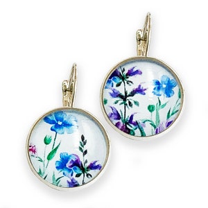 Hangoorbellen met wilde bloemen: cabochonsieraden met natuurprint