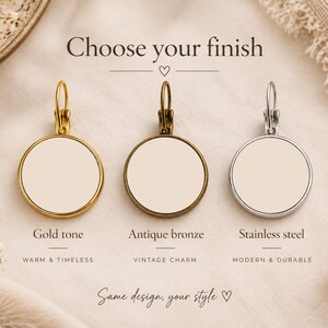 Puede incluir: Tres colgantes circulares con cierres de palanca, presentados en acabados de tono dorado, bronce antiguo y acero inoxidable. El texto dice: Choose your finish, Gold tone, Antique bronze, Stainless steel y Same design, your style.