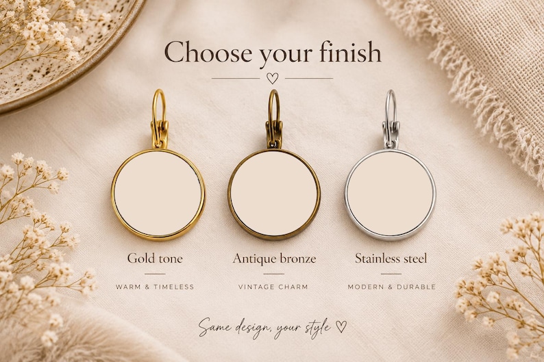 Puede incluir: Tres colgantes circulares con cierres de palanca, presentados en acabados de tono dorado, bronce antiguo y acero inoxidable. El texto dice: Choose your finish, Gold tone, Antique bronze, Stainless steel y Same design, your style.