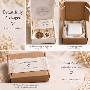 Puede incluir: Un par de pendientes redondos dorados con estampado de leopardo y forma de coraz&oacute;n, presentados en una caja de regalo blanca con una tarjeta que dice Especially for you y una funda con la etiqueta MeGustaMuchoShop Art-Inspired Jewelry.