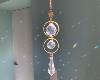 Balance – Decorazione Per Finestra In Legno Di Ciliegio Con Cristallo Swarovski Spectra | Fatto A Mano Per Feng Shui E Giochi Di Luce
