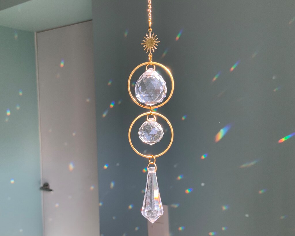 Balance – Decorazione Per Finestra In Legno Di Ciliegio Con Cristallo Swarovski Spectra | Fatto A Mano Per Feng Shui E Giochi Di Luce