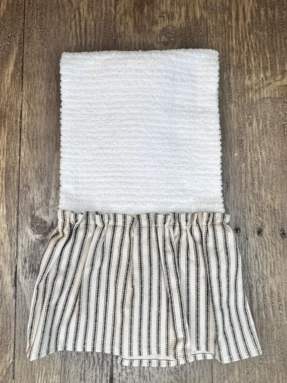 Handgefertigtes Frottee-Küchenhandtuch | Schwarz-cremefarbene Rüschen mit Nadelstreifenmuster, Landhausstil