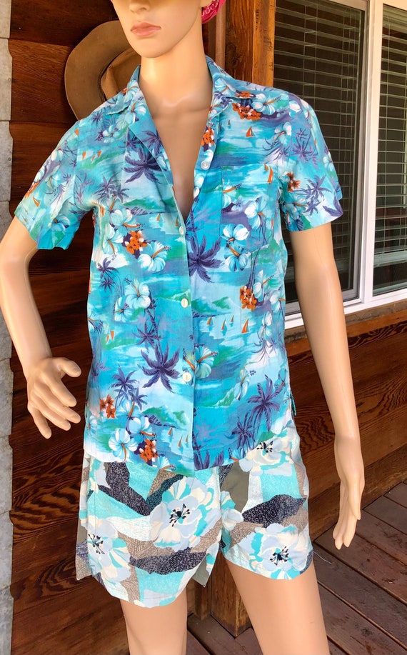 Vintage Hawaiian print button down blouse
