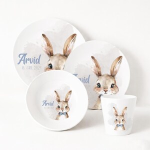 Kinderteller & Becher / Geburtsteller Arvid mit Namen - Hase, Schleife, Junge, Geschenkidee Geburt und Taufe, Ostern, personalisiert
