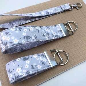 Llavero de llavero o pulsera - Tela de flores grises