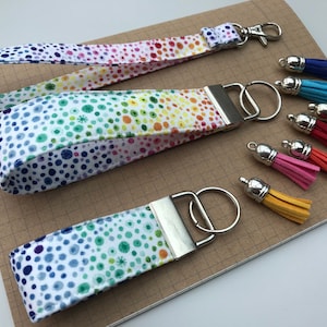 Llavero o llavero de pulsera - Tela blanca con lunares arcoiris
