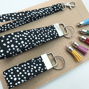 Llavero o pulsera con forma de llavero - Tejido con lunares GRANDES en blanco y negro