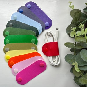 Kabelbinder aus Kunstleder: Knalliger Cord-Organizer mit Druckknopf