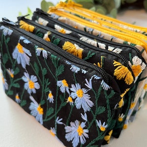 Coin purse/ card pouch - Embroidered Daisy fabric