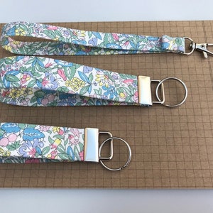 Llavero o llavero de pulsera - Tejido Liberty Hyde Spring Floral