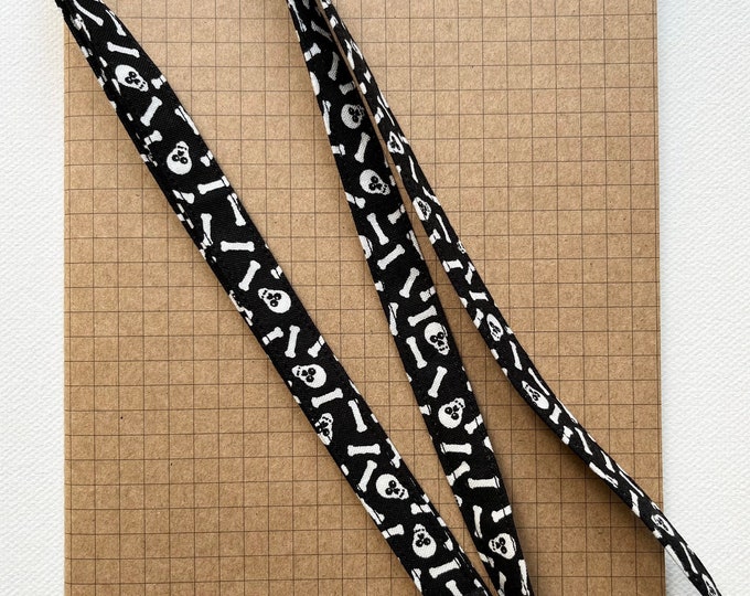 Lanyard - Black and white skull skinny fabric lanyard