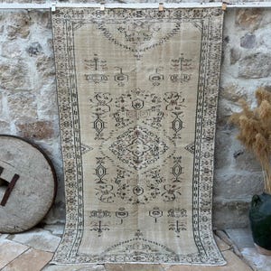 Vintage Turkish Rug – 4&#39;9&quot; x 7&#39;9&quot; Handwoven Wool Carpet – Neutral Toned Area Rug with Tribal Motif for Living Room or Entryway Decor